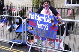 En fan af kongehuset forkynder i Windsor, at Meghan Markle får prins Harrys øjne til at stråle. Hvis man siger det på engelsk, rimer det. Foto: Alistar Grant/AP.