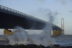 På Øresundsbroen fraråder man allerede søndag morgen kørsel med vindfølsomme køretøjer.