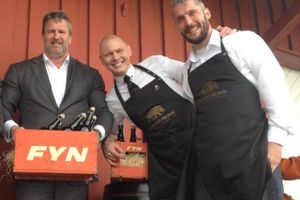Fra venstre mod højre ses Bryggeriet Vestfyens adm. direktør Poul Mark, Jim Lyngvild og brygmester Christoph Behnke.    