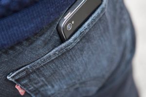 Et sikkerhedsbrist har gjort det muligt at spore danske mobiltelefoner, men det skal der sættes en stopper for
