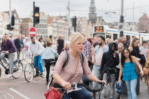 Venedig barsler med ideen om at forbyde krydstogtsskibe, og i Spanien protesterer lokale  over, at mængden af turister gør tilværelsen for dyr. I Amsterdam tager man nu et nyt drastisk skridt for at dæmme op for overturisme.