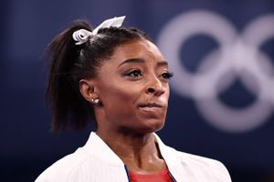 Simone Biles har vundet 23 guldmedaljer i redskabsgymnastik, men en sag om seksuelt misbrug giver mentale ar for den amerikanske stjerne. I den forløbne uge trak hun sig fra flere konkurrencer ved OL i Tokyo.