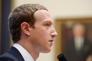 Verdens sjette rigeste mand, Mark Zuckerberg, mistede godt 38 mia. kr. på én dag, da flere sociale medier mandag aften brød sammen i hele verden.