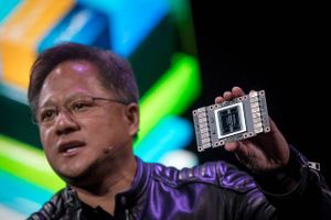 Jensen Huang, president and chief executive officer of Nvidia Corp., holds a Nvidia Volta 125 Teraflops per second (TFLOPS) Tensor Core as he speaks during an event at the 2018 Consumer Electronics Show (CES) in Las Vegas on Jan. 7, 2018. Foto: Bloomberg photo David Paul Morris