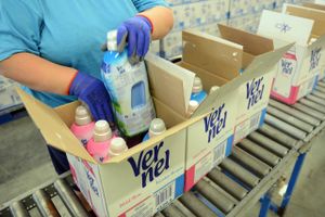 Henkel stiger 3,6 pct. til 82,42 euro efter at den tyske producent af vaskemidler og shampoo har aflagt regnskab for tredje kvartal, hvor salget og driftsindtjeningen er bedre end ventet, men den organiske salgsvækst skuffer.