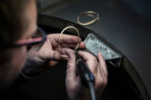 Ole Lynggard Copenhagen har fortsat størsteparten af smykkeproduktionen i Danmark