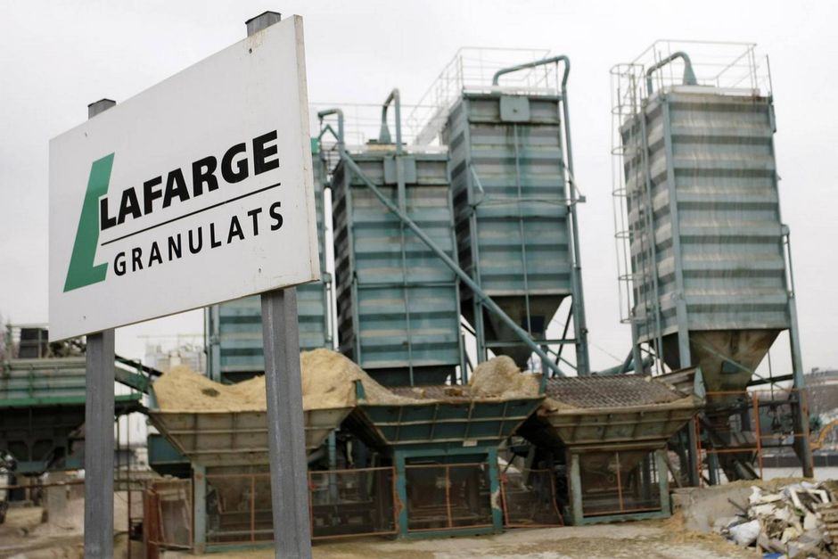 Den franske anklagemyndighed undersøger, om fire tidligere ansatte hos verdens største cementproducent kan anklages.