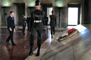 Udenrigsminister Kristian Jensen fik fredag med militær assistance og præcision placeret en krans foran Kemal Atatürks sarkofag i Ankara. Foto: Jette Elbæk