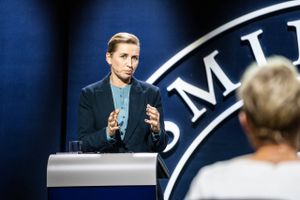 I en ophedet tv-debat lovede statsminister Mette Frederiksen vælgerne nyt om regeringens plan for bedre løn- og arbejdsvilkår i det offentlige. Her er fem spørgsmål, der presser sig på.