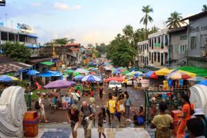 Carlsberg har endelig fået lov til at sælge øl fra sit helt nye bryggeri i Myanmar. Her er et gadebillede fra et af de mere velfriserede gader i hovedstanden Yangon, det tidligere Rangoon.