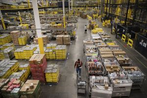 Employees fill online orders at the Amazon.com fulfillment center in Robbinsville, New Jersey, on Nov. 27, 2017. Foto: Bloomberg photo by Victor J. Blue