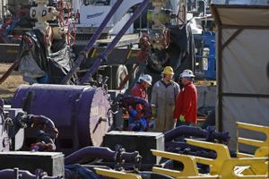 Det amerikanske olieboom medvirkede til at presse prisen på råolie i bund i 2014. Her udvindes der olie fra undergrunden ved hydraulisk tryk, den såkaldte fracking-metode, ved byen Mead med ca. 2.000 indbyggere i staten Colorado.
