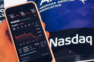 Aktieindekset Nasdaq faldt i april med 13,3 procent. Det er den værste måned siden oktober 2008.
