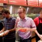 Steve Ells (i midten) er øverste chef for fastfoodkæden Chipotle Mexican Grill, som lader til at have problemer med med colibakterier.