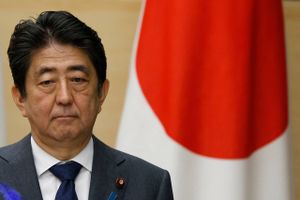Shinzo Abe, Japans premierminister og arkitekten bag landets vækstplan, Abenomics, er i uhørt voldsomt stormvejr. Det kan koste både ham og Abenomics dyrt. Foto: Issei Kato/Pool Photo via AP