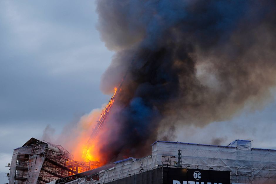 Der er tirsdag morgen udbrudt brand i den historiske børsbygning i København. Følg udviklingen her.