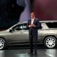 GM's præsident Mark Reuss er en stor figur i Detroit, men en lille mand, når han står foran den 575 cm lange Chevrolet Suburban SUV. Foto: Reuters/Rebecca Cook