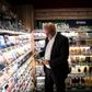 Peter Høgsted står i spidsen for Coop, der har indført begrænsning på kunders køb af modermælkserstatning.