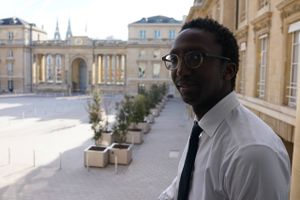 De gule vestes protestbevægelse radikaliseres med vold og antisemitisme. Et ungt parlamentsmedlem med rødder i Rwanda oplevede racismen på tæt hold.