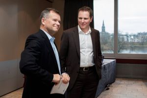 TeliaSoneras direktør for Europa Robert Andersen og Telenors direktør for Europa Kjell-Morten Johnsen ved pressemødet ifb. med den danske fusion.