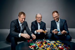 Legos redningsmand Jørgen Vig Knudstorp glider stadig længere væk fra selskabets øverste tinde. Han har tabt magtkampen til Niels B. Christiansen, vurderer iagttagere. 