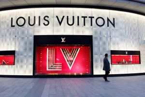 LVMH, koncernen bag haute couture-mærker som Louis Vuitton, Marc Jacobs og Bvlgari, sælger et af sine populære brands.