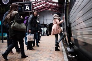 Det storstilede udviklingsprojekt Banegraven i Aarhus er blevet kasseret efter flere års intenst udviklingsarbejde. Konsortiet med DSB, MT Højgaard og Pensiondanmark har ikke det store at tilføje, mens ledende arkitekt mener, at projektet har manglet politisk opbakning. Rådmand er overrasket og ærgerlig over Folketingets beslutning.