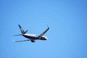 Ryanair har tjent rekordmeget i 2023/2024. Sommerpriser er afhængige af bestillinger i sidste øjeblik.