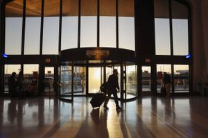 A traveler walks through Terminal C at Newark Liberty International Airport in New Jersey on Nov. 16, 2020. Foto: Bloomberg/Angus Mordant