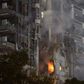 Røg stiger til vejrs fra en bygning i Tel Aviv efter missilangreb fra Iran. Foto: AFP.