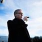 Adm. direktør i Scandinavian Tobacco Group, Niels Frederiksen, nyder en cigar. Det vil Lægernes Pensionskasse ikke. Tobaksinvesteringer er bandlyst.