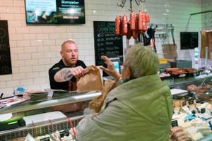 Slagter Laustsen i Assens på Fyn har otte ansatte til at betjene kunderne, der ifølge slagtermesteren fortsat kommer i butikken trods inflationen og de stigende priser. Foto: Kim Frost.  