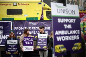 Ambulancemandskabet er utilfredse med løn- og arbejdsvilkår, og de melder sig nu i den lange række af strejker i Storbritannien. 