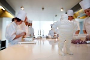 Tre Michelin-stjerner har hjulpet med at skabe synlighed og tiltrække gæster langvejsfra for Restaurant Geranium, som nu kører med overskud og kan tillade sig at tage 2000 kr. for en menu.