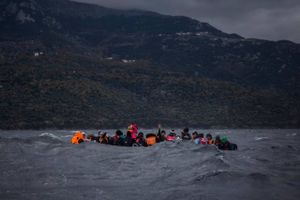 Så sent som torsdag kom der stadig flygtninge og migranter i overfyldte gummibåde fra den tyrkiske kyst til den græske ø Lesbos. Foto: Santi Palacios/AP