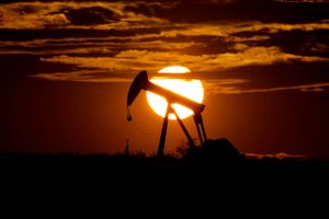 OPEC+har besluttet at øge olieproduktionen, men foreløbig kun frem til udgangen af januar. Foto: AP/Eric Gay