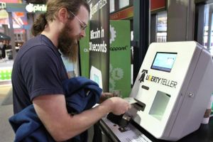På bl.a. South Station-jernbanestationen i Boston i USA kan man veksle sine kontante dollars til Bitcoins. Foto: AP/Steven Senne