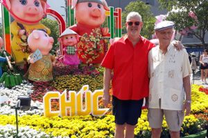 Siden 2006 har Flemming Johannesen boet og arbejdet i Ho Chi Minh City. Nu er han gået på pension, men Vietnam er stadig hans hjem. Dels fordi han er vietnamesisk gift, dels fordi han er aktivt involveret i hjælpearbejde. Men sommeren tilbringer han med glæde i Lindelse på Langeland.