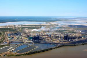 Olieudvindingen fra tjæresand - som her fra Suncors anlæg ved Fort McMurray, er omstridt, da den kræver store mængder energi og er alt andet end køn, men oliereserverne i det canadiske tjæresand hører til verdens største.
