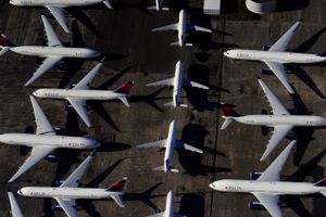 FILE PHOTO: Delta Air Lines passenger planes are seen parked due to flight reductions made to slow the spread of coronavirus disease (COVID-19), at Birmingham-Shuttlesworth International Airport in Birmingham, Alabama, U.S. March 25, 2020. Foto: Reuters/Elijah Nouvelage