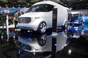 Den tyske autoindustri måtte som helhed se sig overhalet med batteriteknologien, men nu vil Daimler tage revanche og være blandt de første med lastbiler, der har brændselsceller og brint i tanken.   