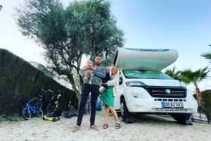Rikke Kristiansen, Rune Bendixen og deres små børn, Otto og Anna, har sagt farvel til det traditionelle familieliv i Danmark og begivet sig ud på et års rejse i Europa i deres nyindkøbte autocamper. Den eneste plan for rejsen er, at de ikke har nogen plan. Og de elsker det. 
