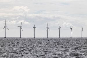 De danske erhvervsorganisationer kvitterer for Energistyrelsens beslutning om at genoptage sagsbehandlingen af yderligere fire havvindmølleprojekter, men ønsker sig yderligere afklaring for resten af de standsede projekter.