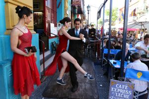Den argentinske befolkning danser tango i Buenos Aires' gader, mens den argentinske regering danser tango med IMF. Foto: Enrique Marcarian/Reuters/Ritzau Scanpix