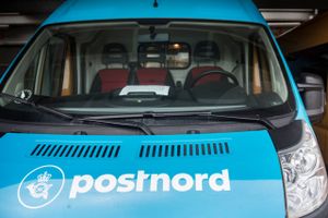 Flere oppositionspartier ærgrer sig over, at regeringen og dens støttepartier har forlænget den nuværende postaftale med Postnord frem til 2023, hvilket vil sende langt over 300 mio. støttekroner mod det statsejede postselskab. Ifølge Socialdemokraternes transportordfører var der ingen anden udvej. Hos Postnord giver det til gengæld ro, siger topchef.