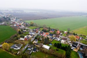 Utilfredse naboer er af et energiselskab blevet tilbudt 75.000 kr., hvis en solcellepark bliver til virkelighed. Selskabet smider »lokkemad for at få os til at holde mund«, lyder kritikken. 