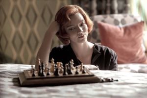 Den opdigtede figur Beth Hamon, og serien "Dronninggambit" fra Netflix, har øget interessen for skak. Foto: Phil Bray/Netflix