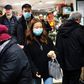 De to studerende Ryan og Nikki kommer fra Hongkong og er ude at handle i Chinatown i det centrale London. De har netop købt masker for at beskytte sig mod coronavirussen, som de frygter kan sprede sig til millionbyen London. Foto: Gregers Tycho