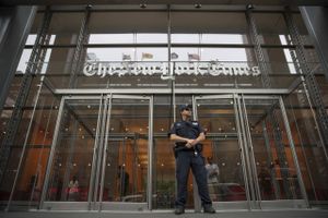 En betjent holder vagt foran New York Times hovedkvarter i New York. Efter skyderiet i Annapolis nord for New York sendte NYDP torsdag som en sikkerhedsforanstaltning betjente ud til alle nyhedsorganisationer i og omkring New York. Foto: AP/Mary Altaffer