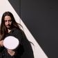 Suzana Miftaraj købte sin studenterhue i januar. Til sommer lander den på hendes hoved, når hun færdiggør sin HF-uddannelse. Hun er usikker på, om hun får den studenteruge og -fest, hun har set frem til, fordi forsamlingsforbuddet er blevet forlænget. »Det er virkelig svært at finde hoved og hale i det hele,« siger hun. Foto: Christian Lykking